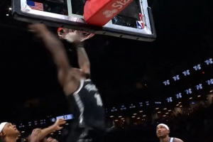 绝杀自己！克洛尼强攻得手 但篮下戴隆·夏普出现进攻干扰球