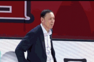 被吹麻了！迪亚洛篮下接球被犯规 天津主帅不满吃T