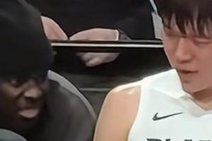 小杨血痕累累惊呆朱哥！队医帮杨瀚森处理伤口 小杨和亨德森热聊