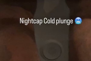 保养身体！詹姆斯晒睡前泡冷水浴：不过灯光有点像在闹鬼