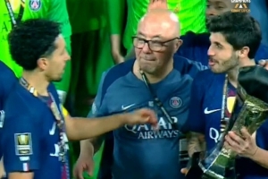 有趣一幕！队友捧杯庆祝夺冠，努诺·门德斯捧工作人员光头