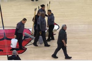 冷凝水导致比赛延期！斯波：热火训练馆也出现过但15分钟就修复了