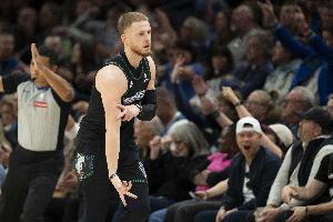 连珠炮！迪文岑佐手感火热 再中两记三分带队扩大领先