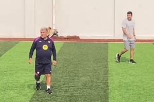 水平如何？拉波尔塔、德科等巴萨高层与沙特球迷踢友谊赛