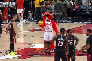 希罗和公牛吉祥物比赛半场背投 后者一击命中让希罗“临阵退缩”