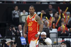 能攻善传！雷琼·塔克半场8中5砍下16分5助 正负值+16