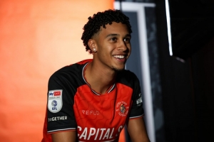 卢顿官方：租借曼城20岁边锋埃米利奥·劳伦斯，租期至本赛季结束