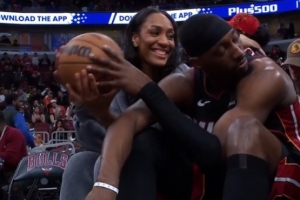 比赛还不开！阿德巴约场边与女友阿贾甜蜜互动 后者笑开颜