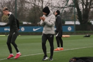 首训！切尔西新帅罗塞尼尔首次带队训练，激情呼喊+与球员搭肩