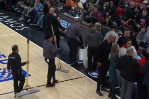 CBA可没这事！公牛主场工作人员疯狂拖地 球员已经返回更衣室