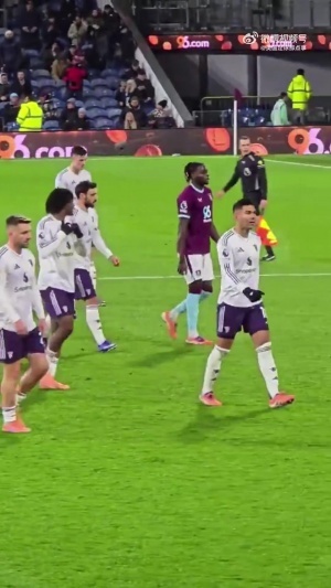 队长👏B费将前队友汉尼拔拉开 挡在乌加特身前 第一时间护住他