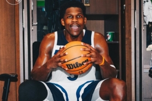 达成一万分里程碑！爱德华兹赛后拿到了本场的比赛用球