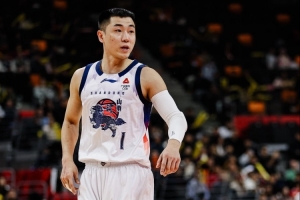 媒体人：身体疲劳外加双膝积水严重 高诗岩今晚打北京将休战