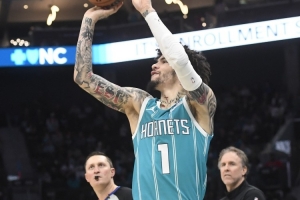 一剑封喉！拉梅洛·鲍尔骑马射箭 三分手起刀落压哨命中