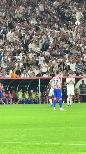 引皇马不满！🎥维尼修斯离场时，西蒙尼不断手指球迷和耳朵挑衅