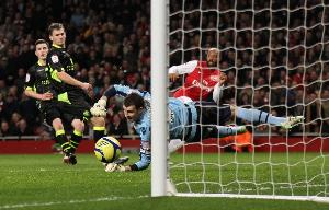 枪迷们hold住吗？14年前的今天 租借回归的亨利标志性推射绝杀