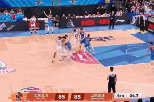 防守呢？山东外援珀塞尔散步进内线 中距离抛投球进灯亮压哨绝杀