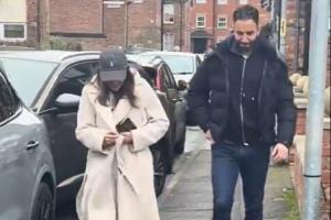 有钱有闲！阿莫林还在曼市，被拍到和妻子喝完咖啡，开跑车离去