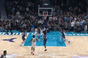 绝杀战术没打出来！三球突破受阻无奈分球 塞克斯顿干拔篮外空心