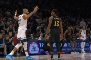 拉拉扯扯！戈贝尔抢板抓亨特衣领后者直接将其推开 双方犯规+技犯