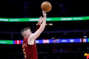 百步穿杨！梅里尔外线开炮连续三分命中 帮助骑士迫近比分