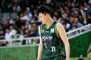 弹无虚发！赵柏清半场4中4高效拿下10分2篮板 3犯规略多