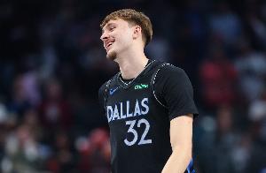 独行侠挑战失败！弗拉格突破撞翻防守拉杆折叠上篮被吹进攻犯规