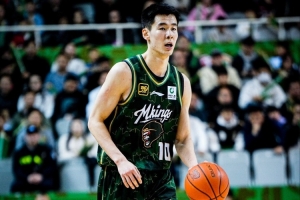 失误比得分多！郭昊文半场4中0仅拿3分1板3助 5次失误