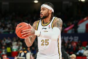 内线相当活跃！莫兰德狂抢21板&其中6前场板 6中6得14分&有4助3帽