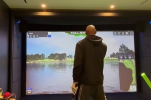 打磨球技！詹姆斯晒在家中玩高尔夫模拟器 挥杆后振臂庆祝