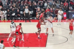 拓媒：杨瀚森有一次传球失误是因为他想组织进攻 全场没犯什么错