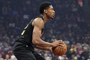 这运气！亨特投篮不中且倒地 但篮板掉到自己手中&助攻梅里尔三分