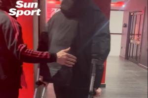 伤情严重！布拉德利赛后拄拐离开球场，膝盖还戴着护具