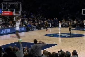 气势如虹！兰德尔冲板直接助攻麦丹快下扣篮 森林狼开场9-2