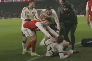 不应该！马丁内利推搡无对抗受伤的布拉德利，后者因伤被担架抬离