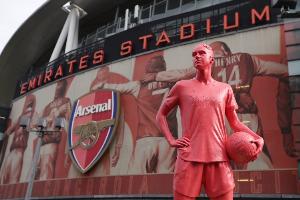 阿森纳本赛季各项赛事主场13胜2平，但在英超输给利物浦次数最多