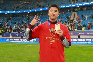 东体：李圣龙并非没有其他选择，但最终选择留在海港去B队踢球