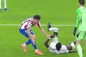 点赞！吕迪格解围传中后撞向门柱，抢点的阿尔瓦雷斯主动伸手保护