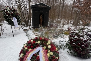 图片报：在贝肯鲍尔逝世两周年之际，拜仁为他的墓地献上新花圈