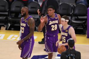 明日战雄鹿！湖人伤病报告：詹姆斯八村塁出战成疑 里夫斯缺阵