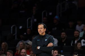 斯波：双方球员都在抱怨场地状况 工作人员也断定场地条件不合格