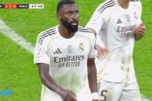 这？皇马换人，场上4后卫：琼阿梅尼、F·加西亚、门迪、卡雷拉斯