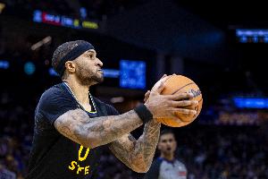 科尔：佩顿是一个身高190的四号位但在防守控卫 这非常奇特