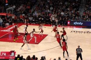 一板一助到手！杨瀚森拿到前场板 单手一拨助攻乐福三分命中！