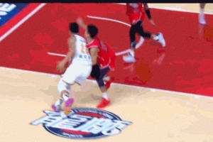 看不下去了！杨文学上篮倒地没吹 韩硕不满吃T