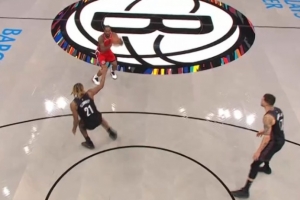 攻防一体！小卡断球后前场接球直接命中加长三分球