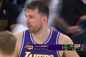 这遇上大麻烦了！东契奇挤掩护被吹犯规 第三节未过半已4犯