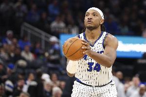 杂耍上篮！小卡特切入空中转身背筐拿到两分