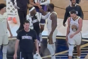 真有节目！中场结束时追梦与施罗德争吵很有意思 你指我&我摸你头