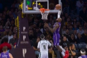 每场都要表演几个！詹姆斯切入接球直接单臂劈扣